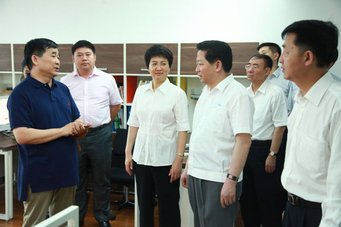 2015年7月時任遼寧省人民政府省長陳求發(fā)視察由思勤傳媒提供技術(shù)支持的中國琥珀網(wǎng)